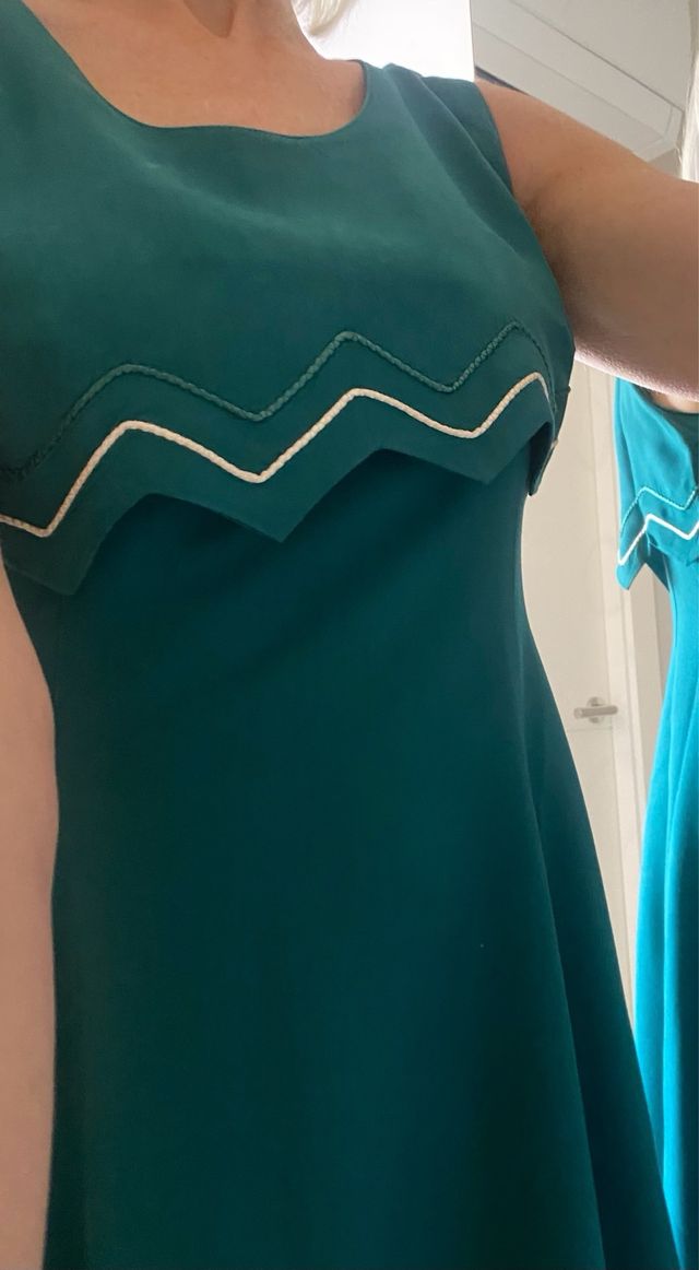 Vestido verde midi con detalle zig-zag