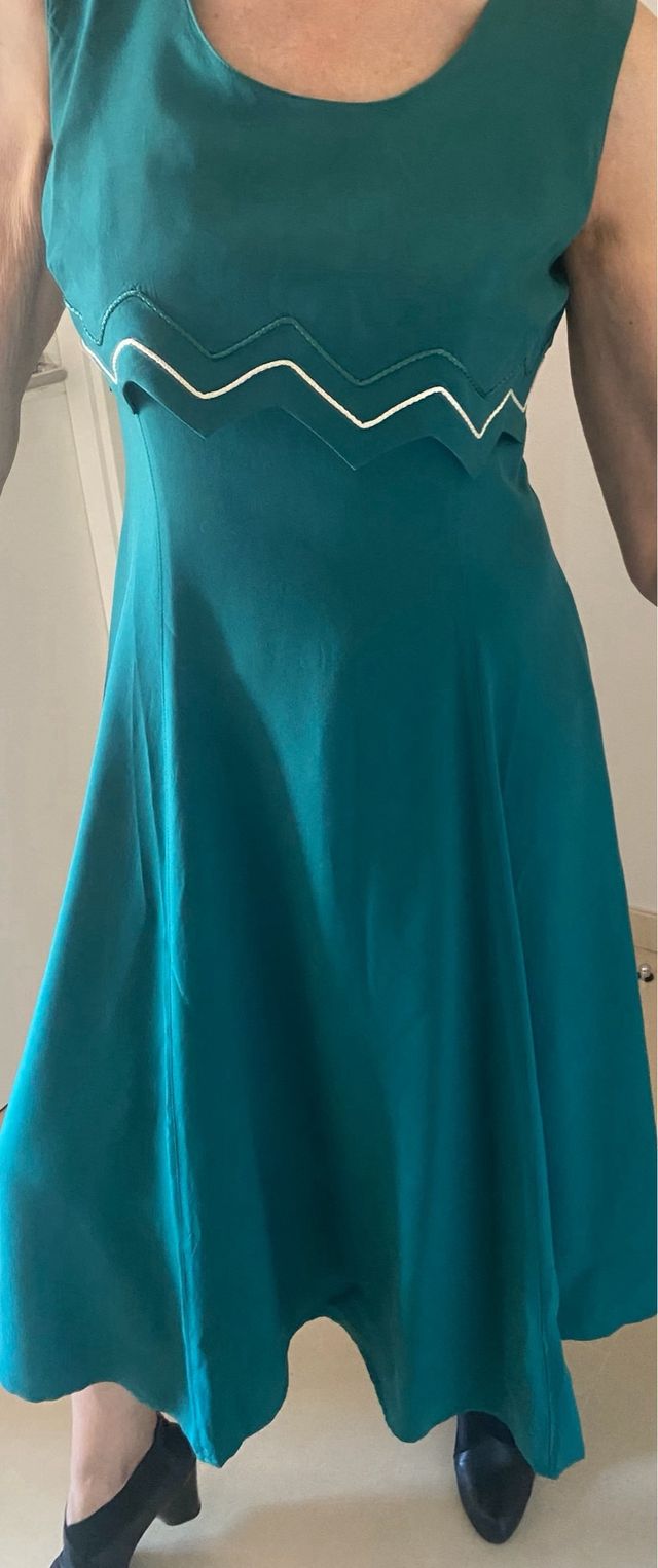 Vestido verde midi con detalle zig-zag