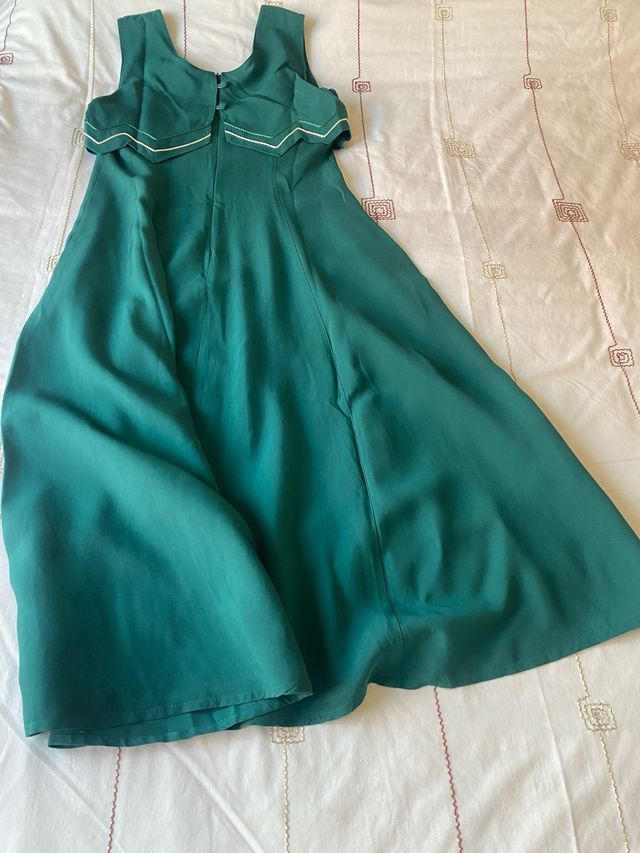 Vestido verde midi con detalle zig-zag