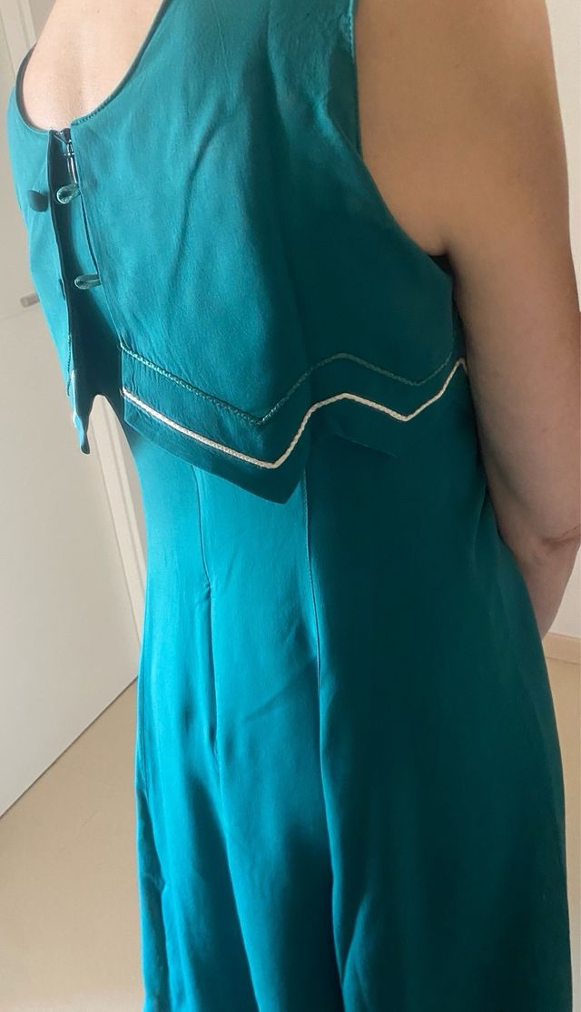 Vestido verde midi con detalle zig-zag