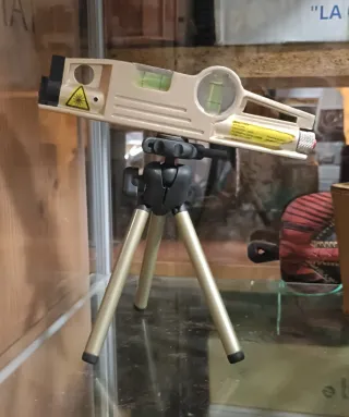 Nivel láser con trípode