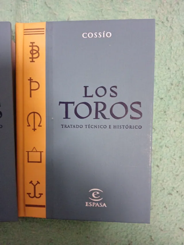 Lote 2 libros taurinos Cossío