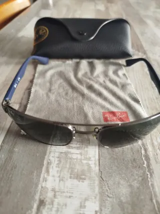 Gafas de sol Ray-Ban plateadas y azules