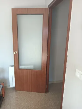 9 Puertas de madera interior iguales.