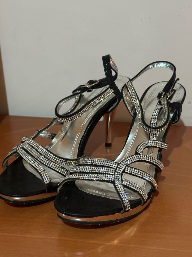 Zapatos de tacón negros y plateados