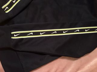 Giacca Nike Nera con Zip e Cappuccio