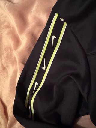 Giacca Nike Nera con Zip e Cappuccio