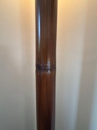 Lámpara de pie de bambú y tulipa de arpillera