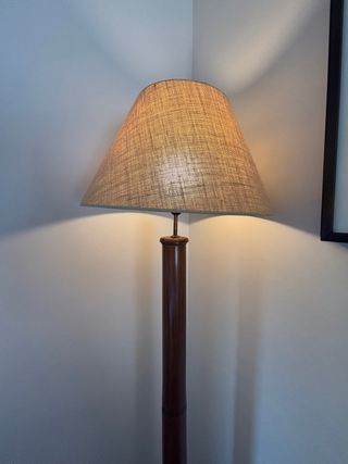 Lámpara de pie de bambú y tulipa de arpillera