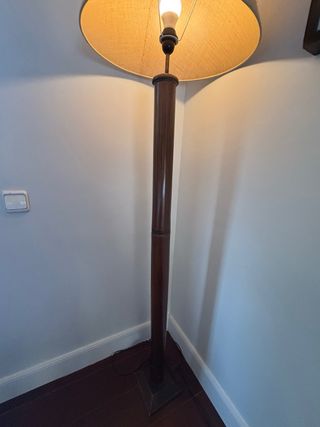 Lámpara de pie de bambú y tulipa de arpillera