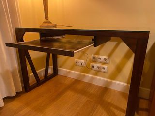 Escritorio de madera oscura y cristal