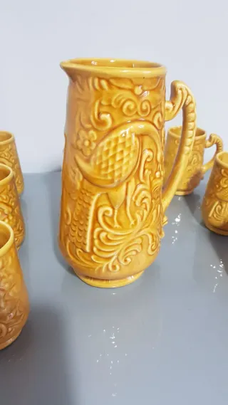 Juego Jarra grande con sus 6 jarras de barro.