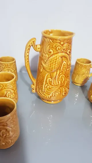 Juego Jarra grande con sus 6 jarras de barro.