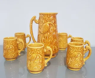 Juego Jarra grande con sus 6 jarras de barro.