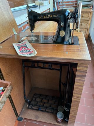 Máquina de coser ALFA antigua