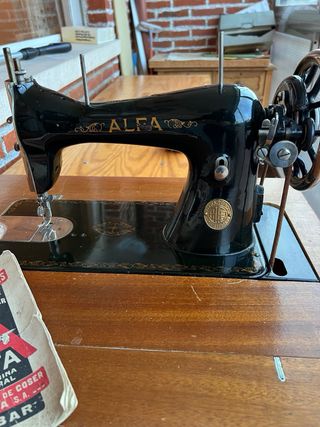Máquina de coser ALFA antigua