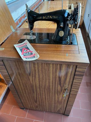 Máquina de coser ALFA antigua