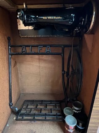 Máquina de coser ALFA antigua