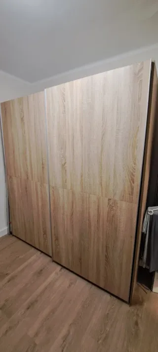 Armadio con porte scorrevoli in legno