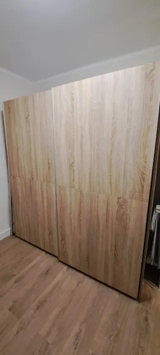 Armadio con porte scorrevoli in legno