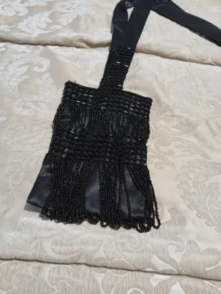 Bolso de mano con pedrería