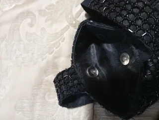 Bolso de mano con pedrería