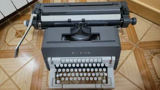 Máquina de escribir Olivetti Línea 98