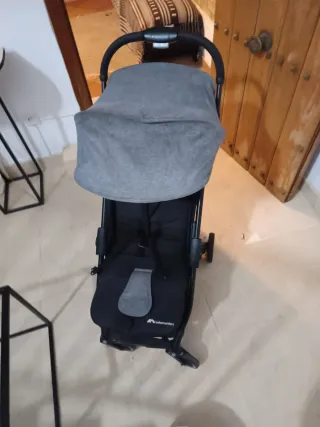 Carrito de bebé gris y negro