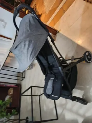 Carrito de bebé gris y negro