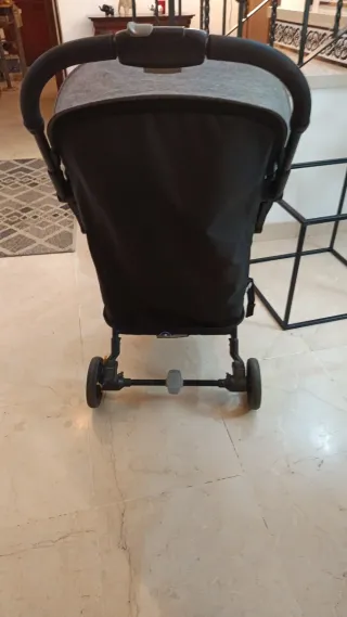 Carrito de bebé gris y negro