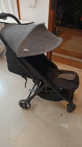 Carrito de bebé gris y negro