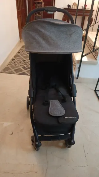 Carrito de bebé gris y negro
