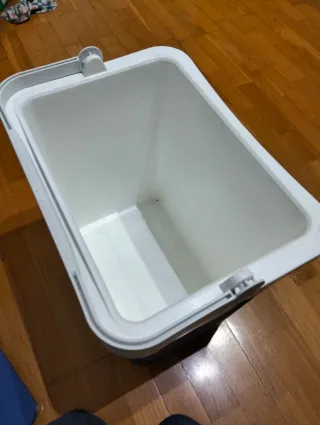 Nevera portátil azul y blanca