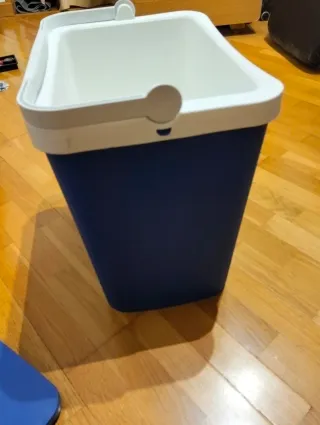 Nevera portátil azul y blanca