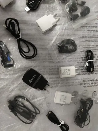Lote Cargadores, Cables y Auriculares