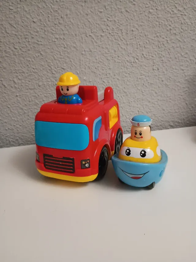 Juguetes Camión y Barco con Figuras