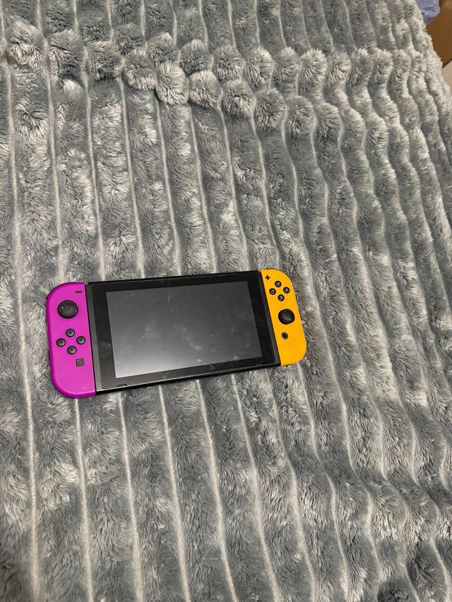 Nintendo Switch Morado y Amarillo