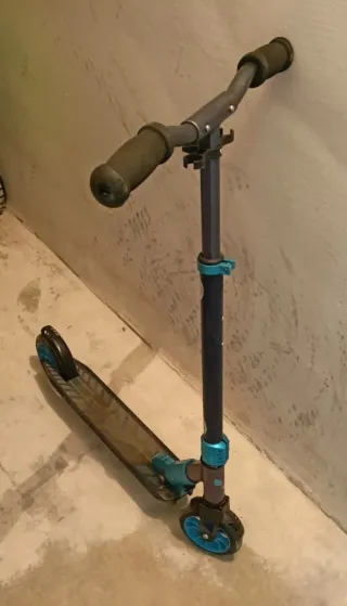 Patinete infantil azul y gris