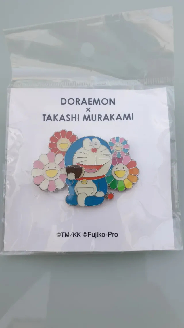 Pin Doraemon x Takashi Murakami comiendo dorayaki