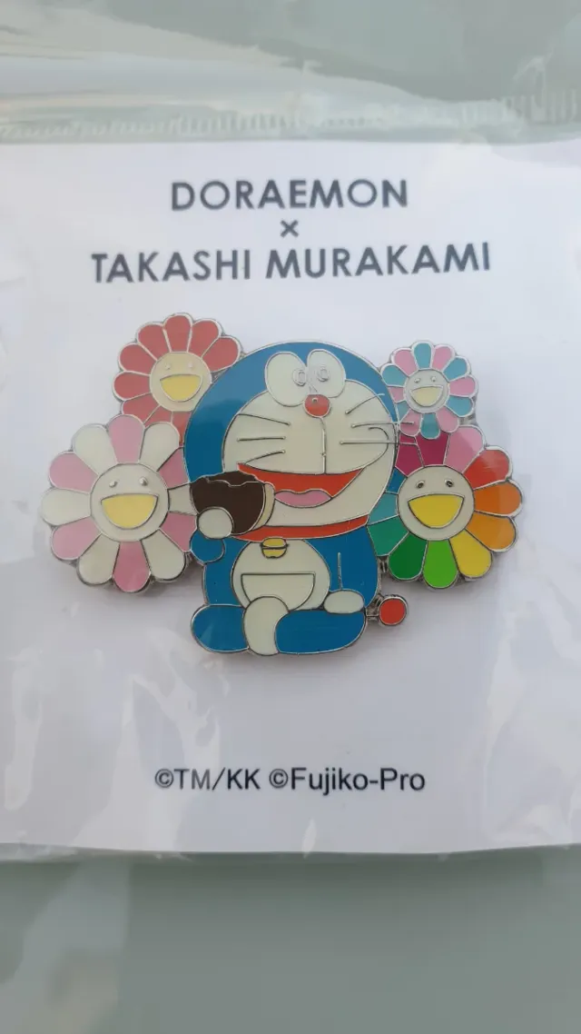 Pin Doraemon x Takashi Murakami comiendo dorayaki
