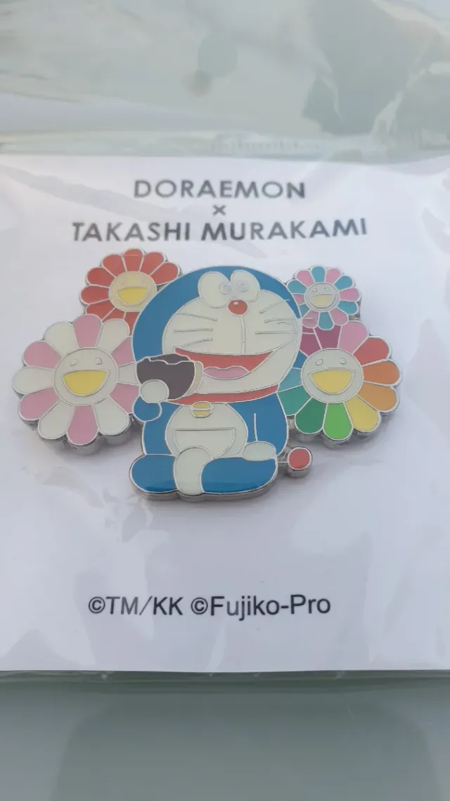 Pin Doraemon x Takashi Murakami comiendo dorayaki