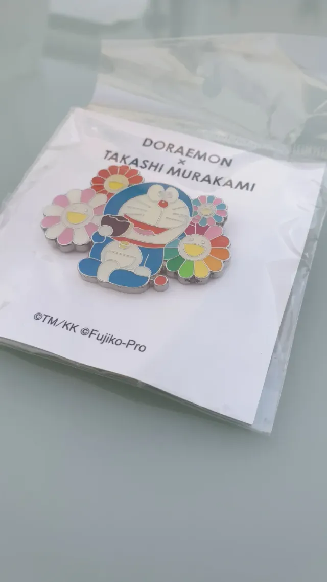 Pin Doraemon x Takashi Murakami comiendo dorayaki