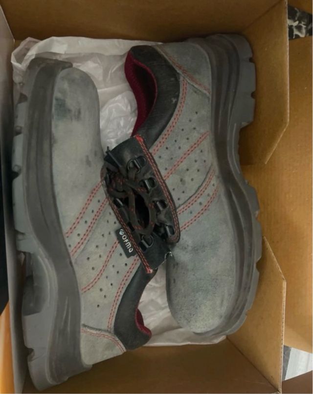 Botas de seguridad grises y rojas
