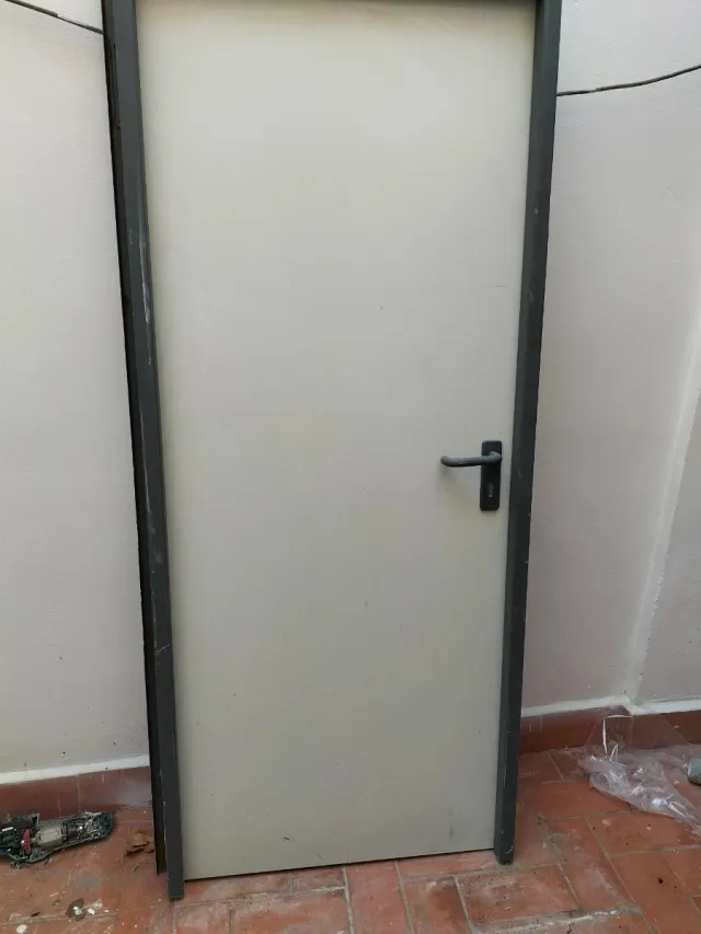 Puerta metálica con manilla negra