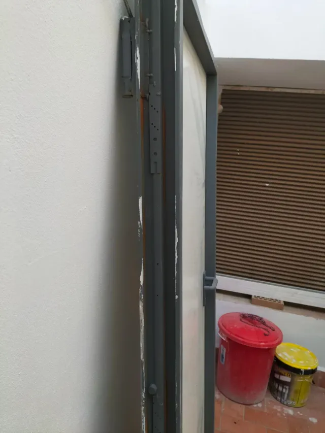 Puerta metálica con manilla negra