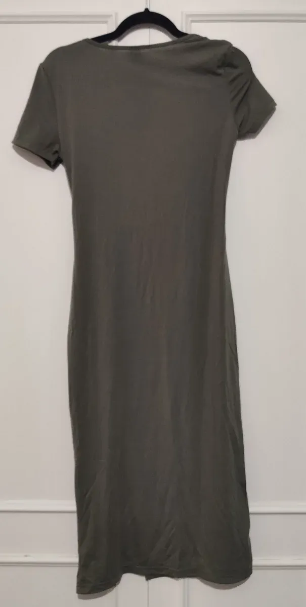 Vestido verde con nudo y abertura