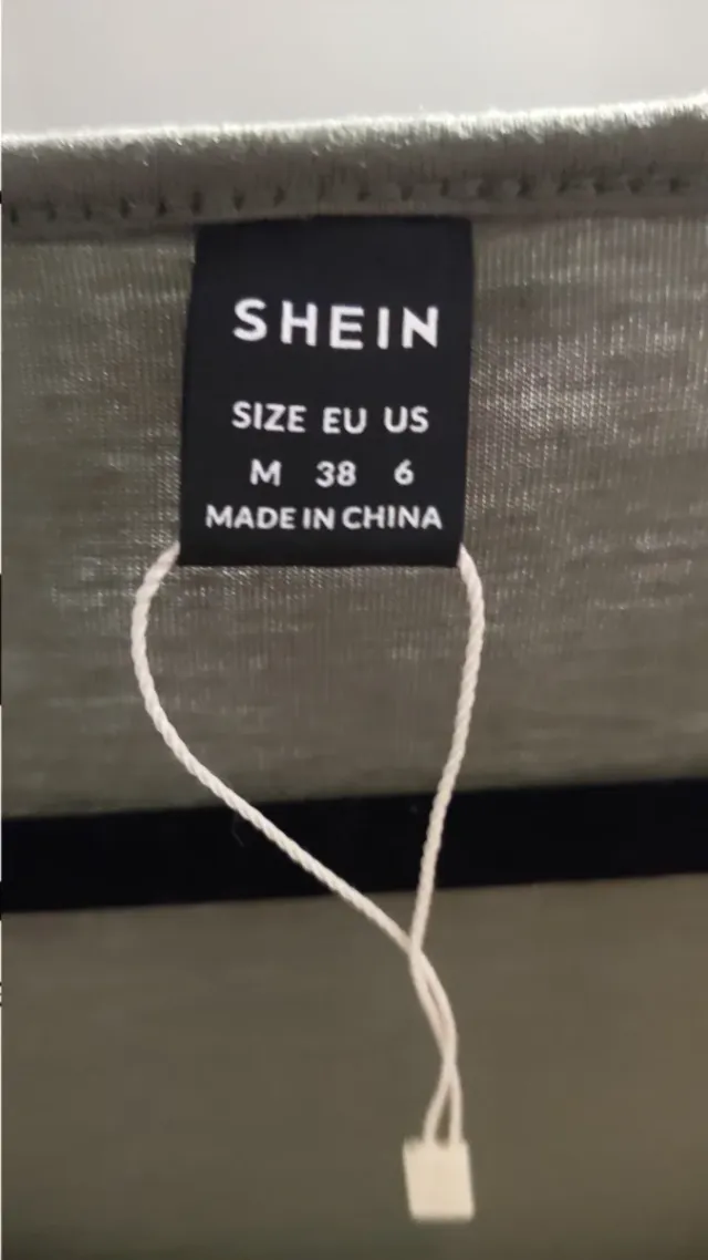 Vestido verde con nudo y abertura