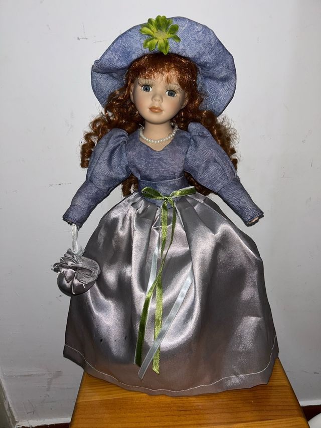 Muñeca antigua de porcelana con vestido