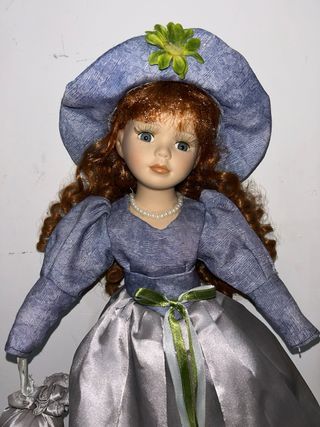 Muñeca antigua de porcelana con vestido