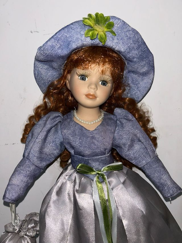 Muñeca antigua de porcelana con vestido